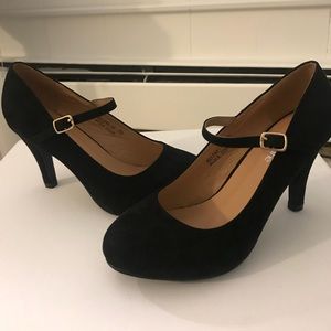 Stunning black 3 inch heels !